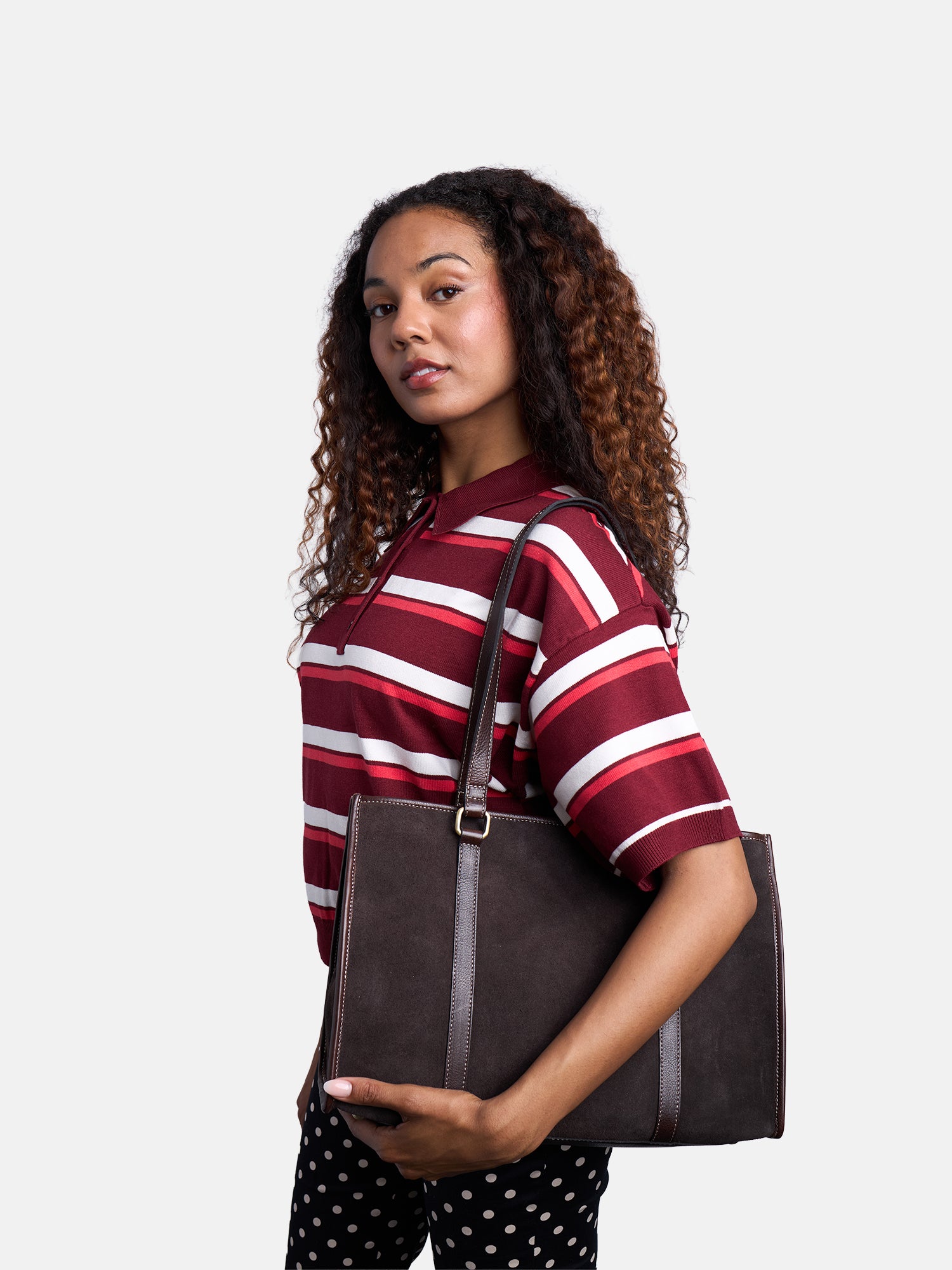 RE:DESIGNED Sola Schultertasche Dunkelbraun Wildleder