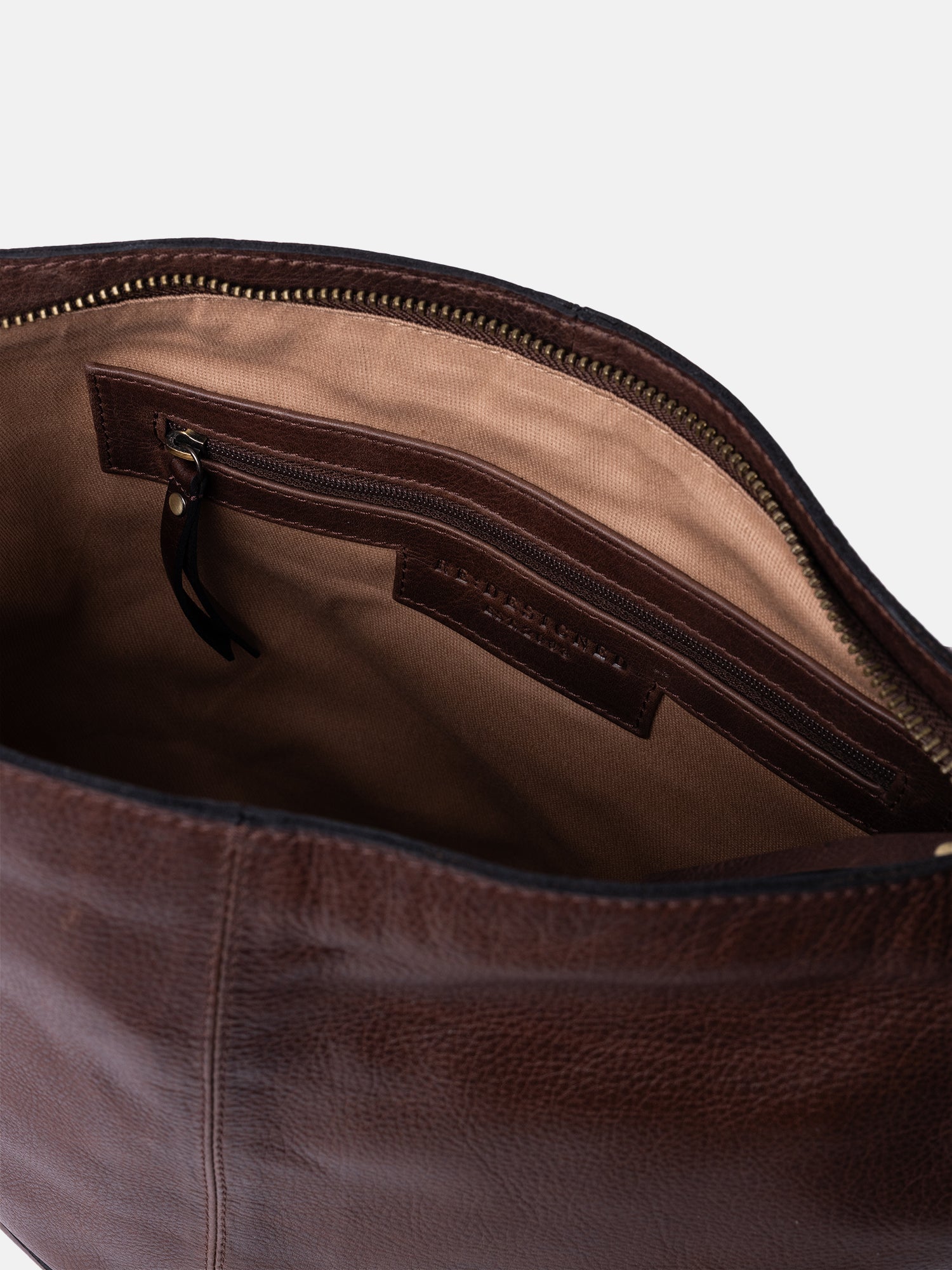 RE:DESIGNED Svea Big Umhängetasche Woodsmoke Leder