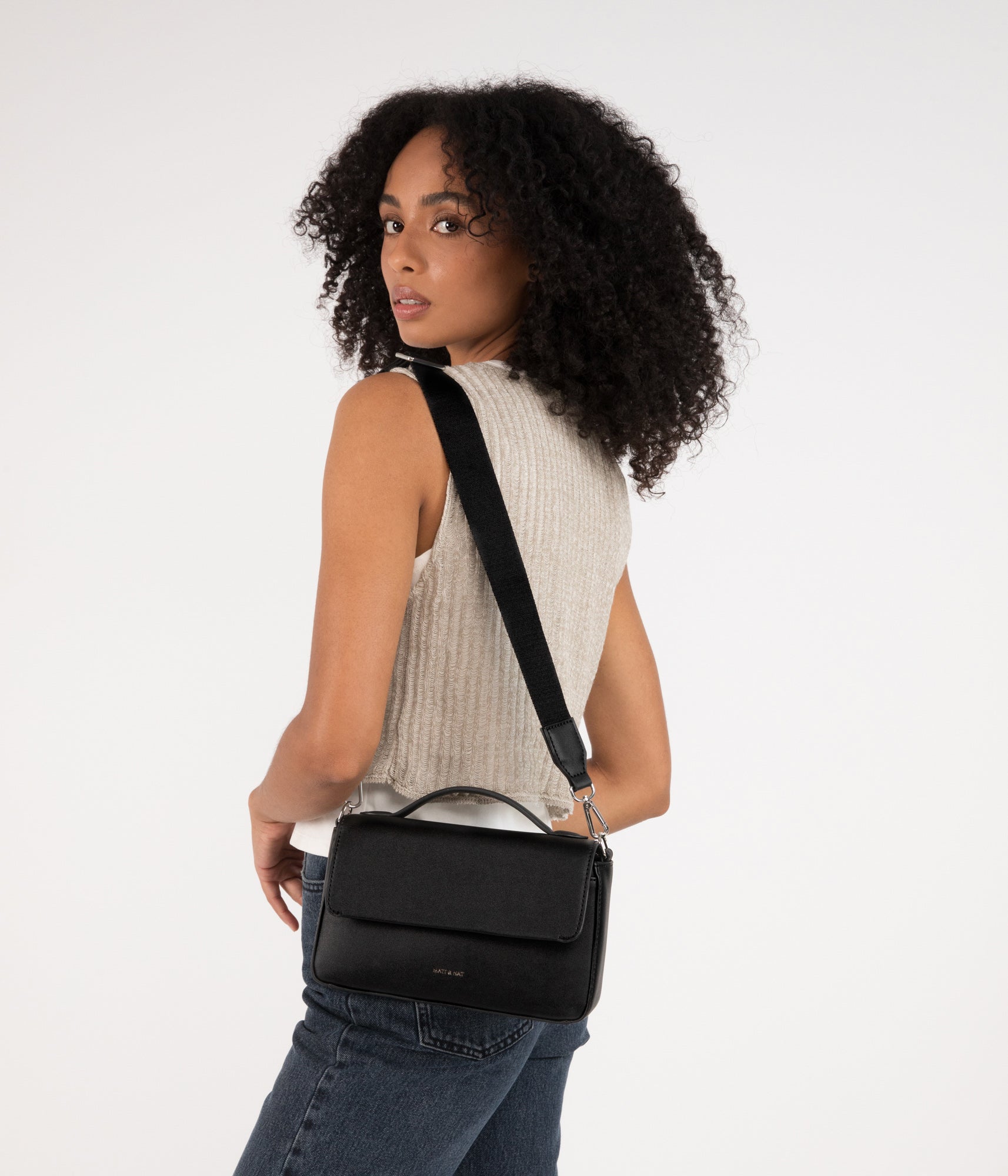 Matt & Nat Heart Sol Crossbody Schwarz mit Griff vegan