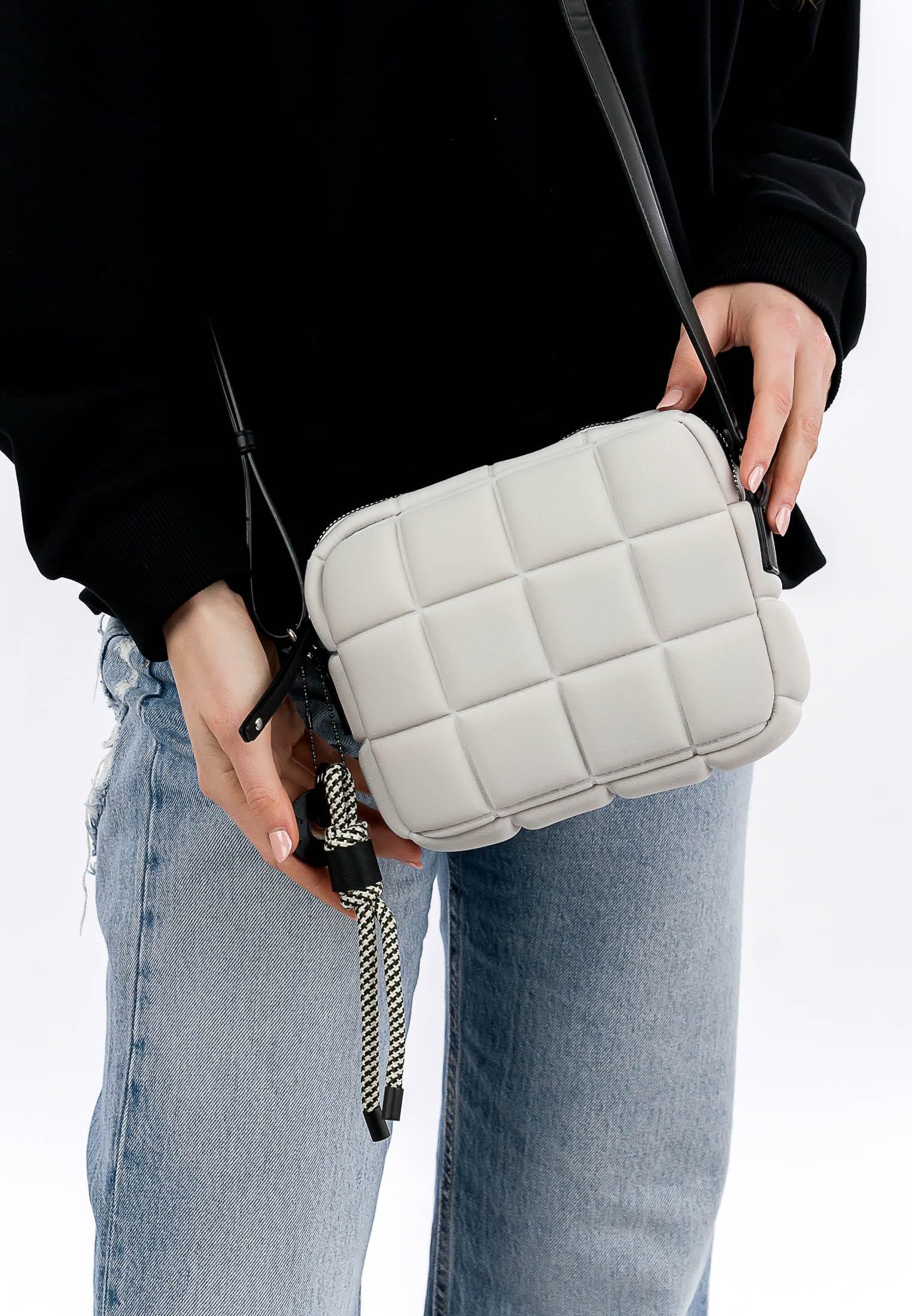 SURI FREY Jancy Crossbody Umhängetasche Hellgrau