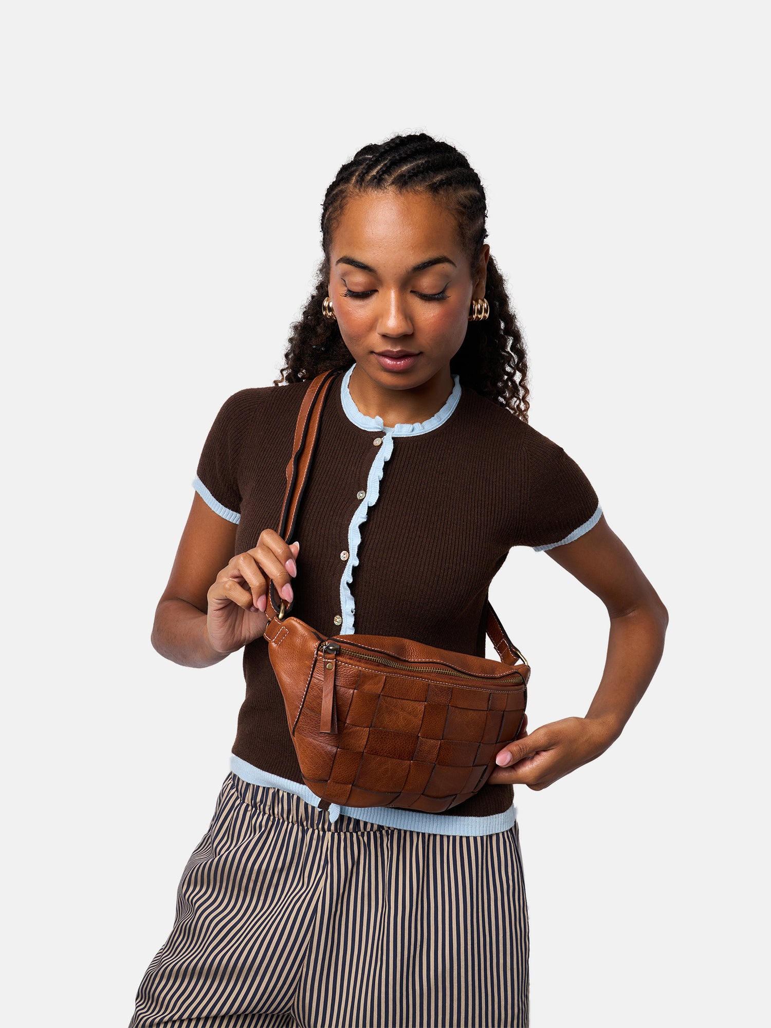 RE:DESIGNED Noor Bumbag Bauchtasche Walnut geflochten