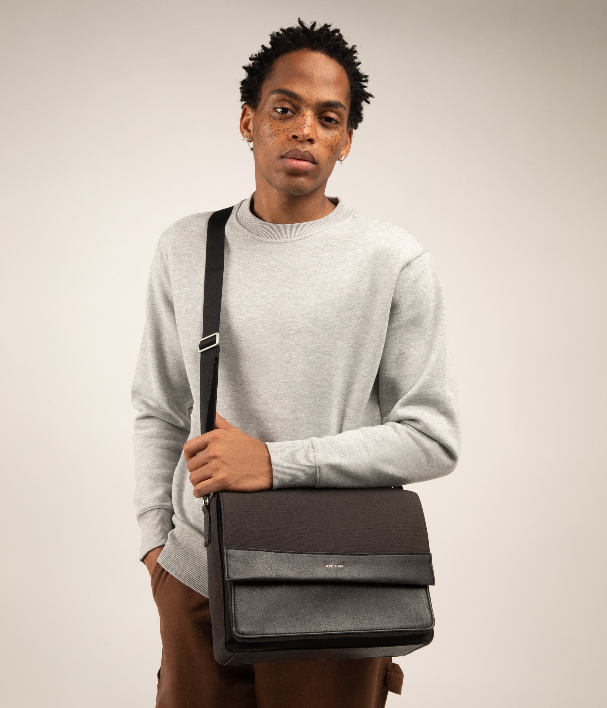 Matt & Nat Canvas Anton Messenger Tasche Schwarz