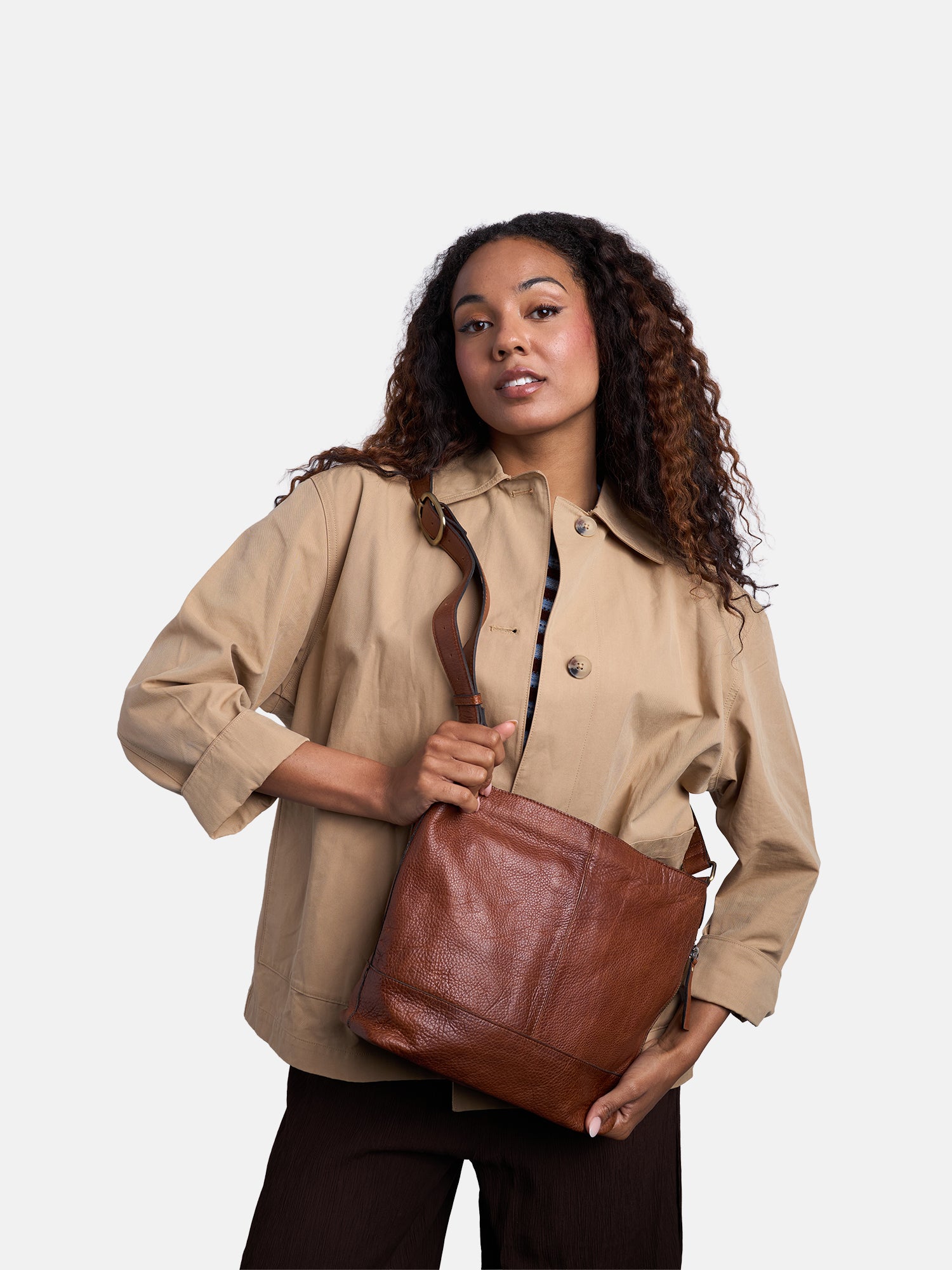 RE:DESIGNED Svea Big Umhängetasche Walnut Vollleder