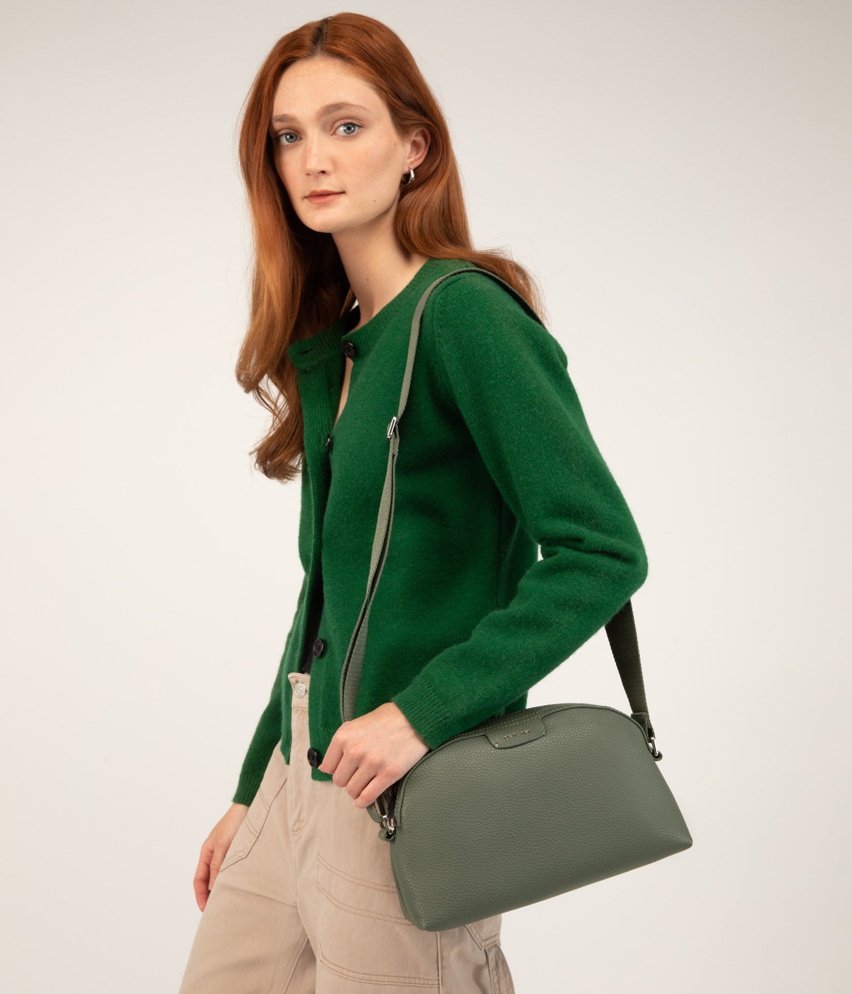 Matt & Nat Purity Arrow Crossbody recycelt schwarz