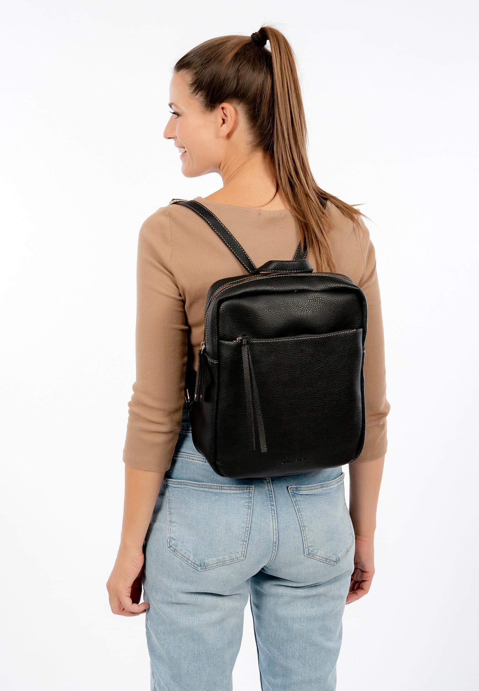 SURI FREY Orry Rucksack Schwarz Genarbt 26 cm