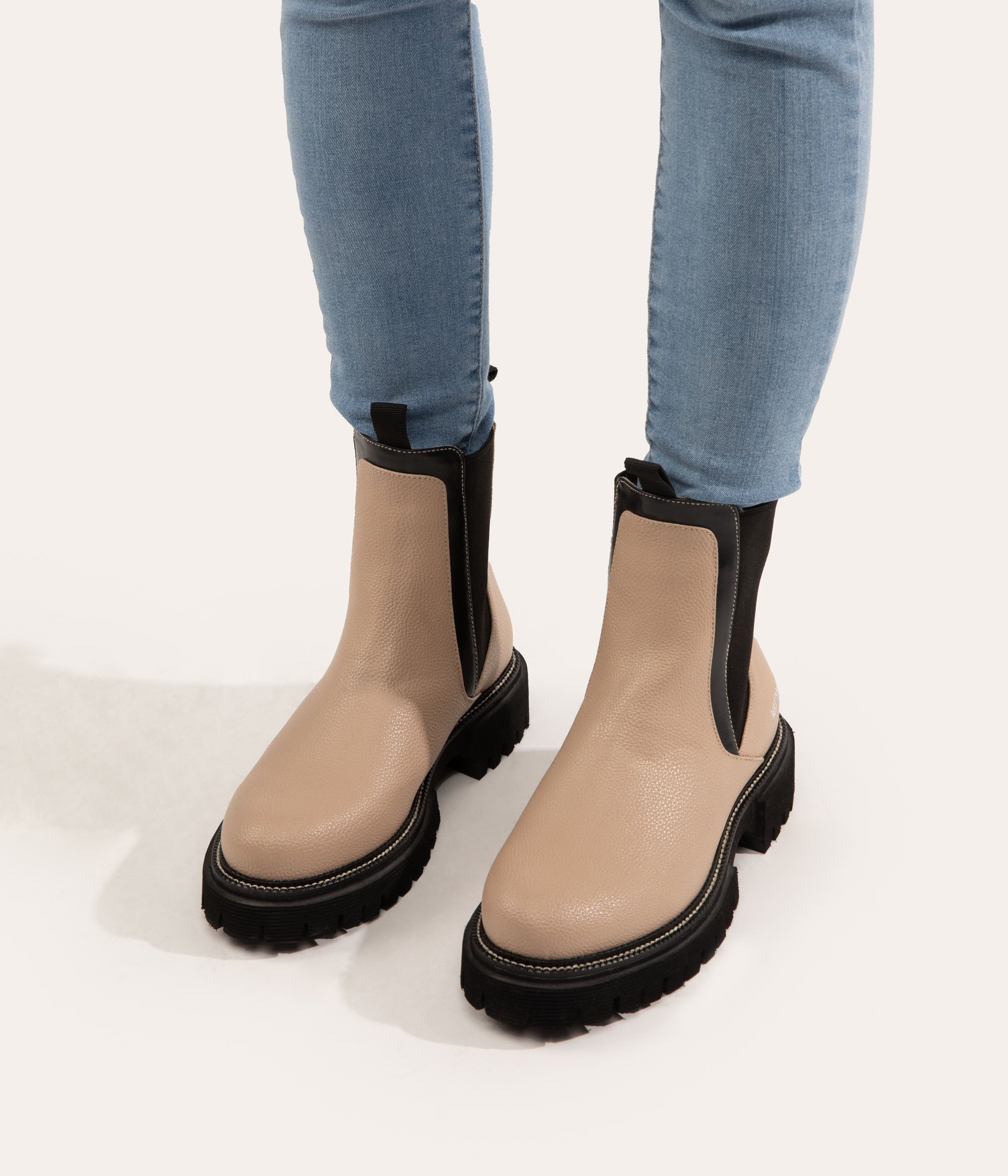 Matt & Nat Zuke Chelsea Boots Damen Schwarz vegan