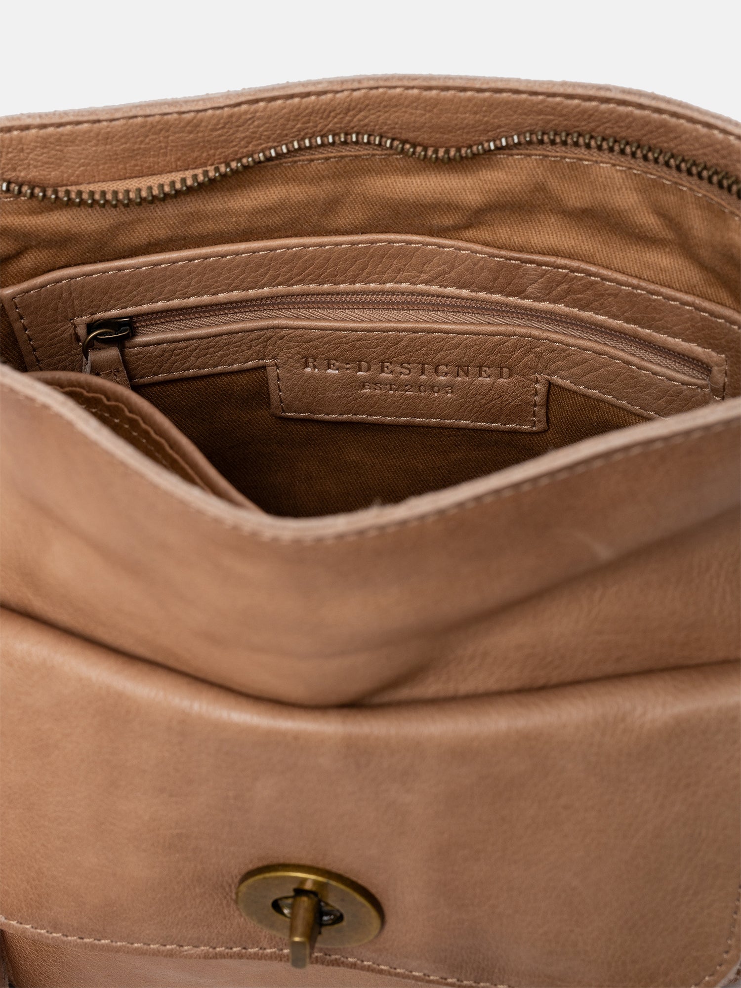 RE:DESIGNED Kay Urban Umhängetasche Taupe Rindsleder