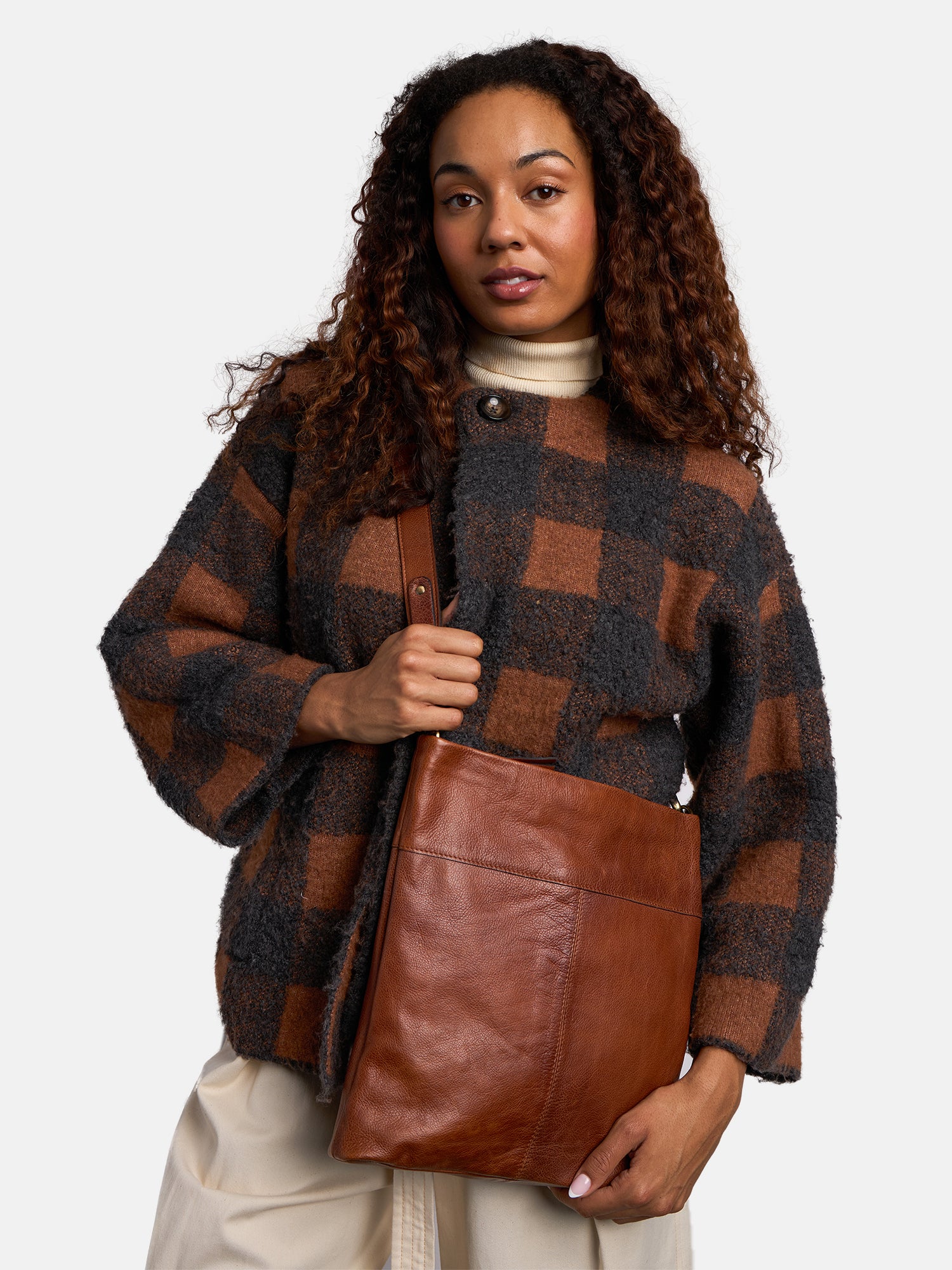RE:DESIGNED Olea Big Umhängetasche Walnut Vollleder