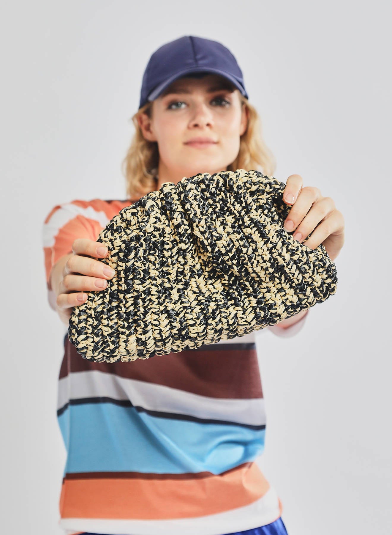 Maria la Rosa Melange Game Bag Crochet Clutch Blau Rafia