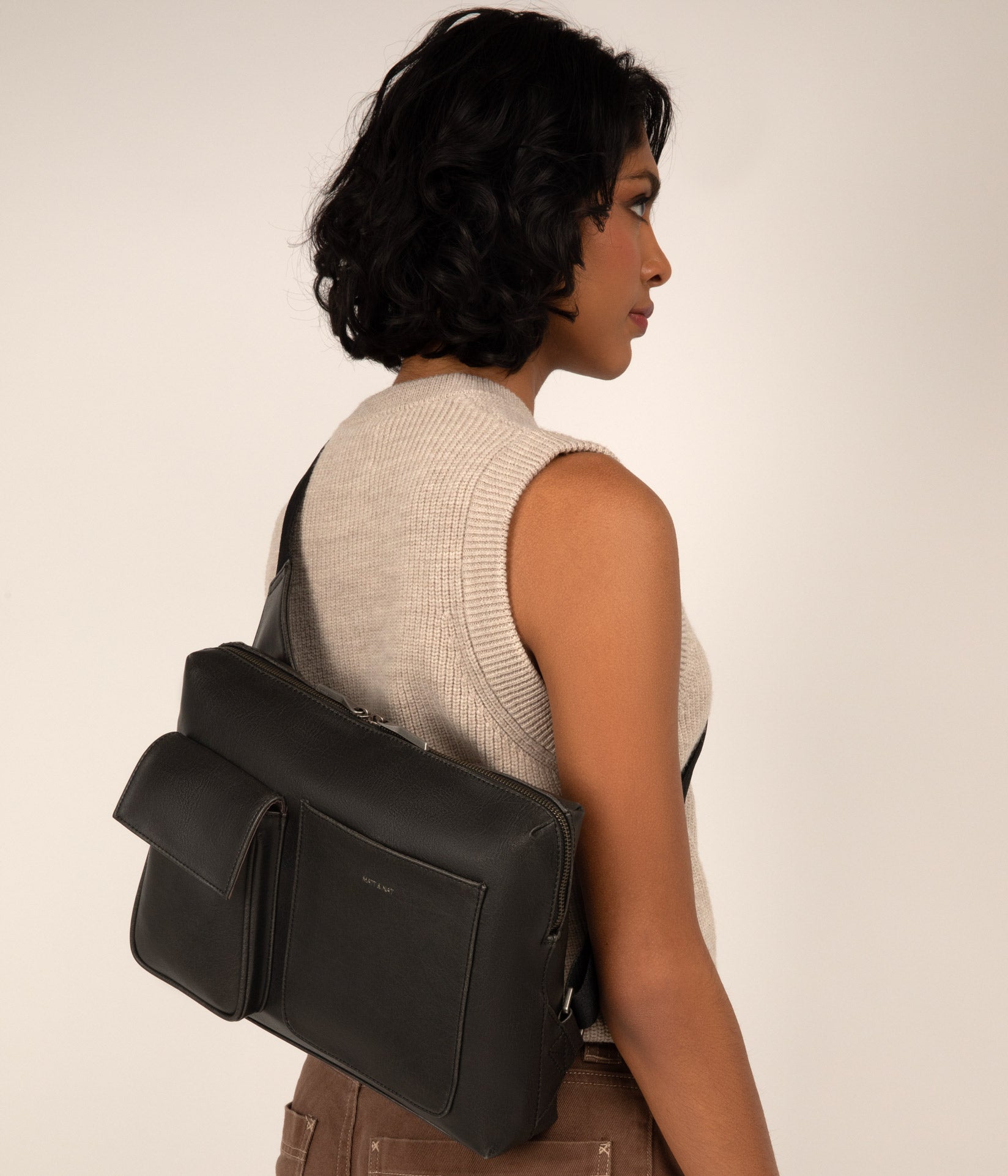 Matt & Nat Trey Sling Bag schwarz vegane Umhängetasche