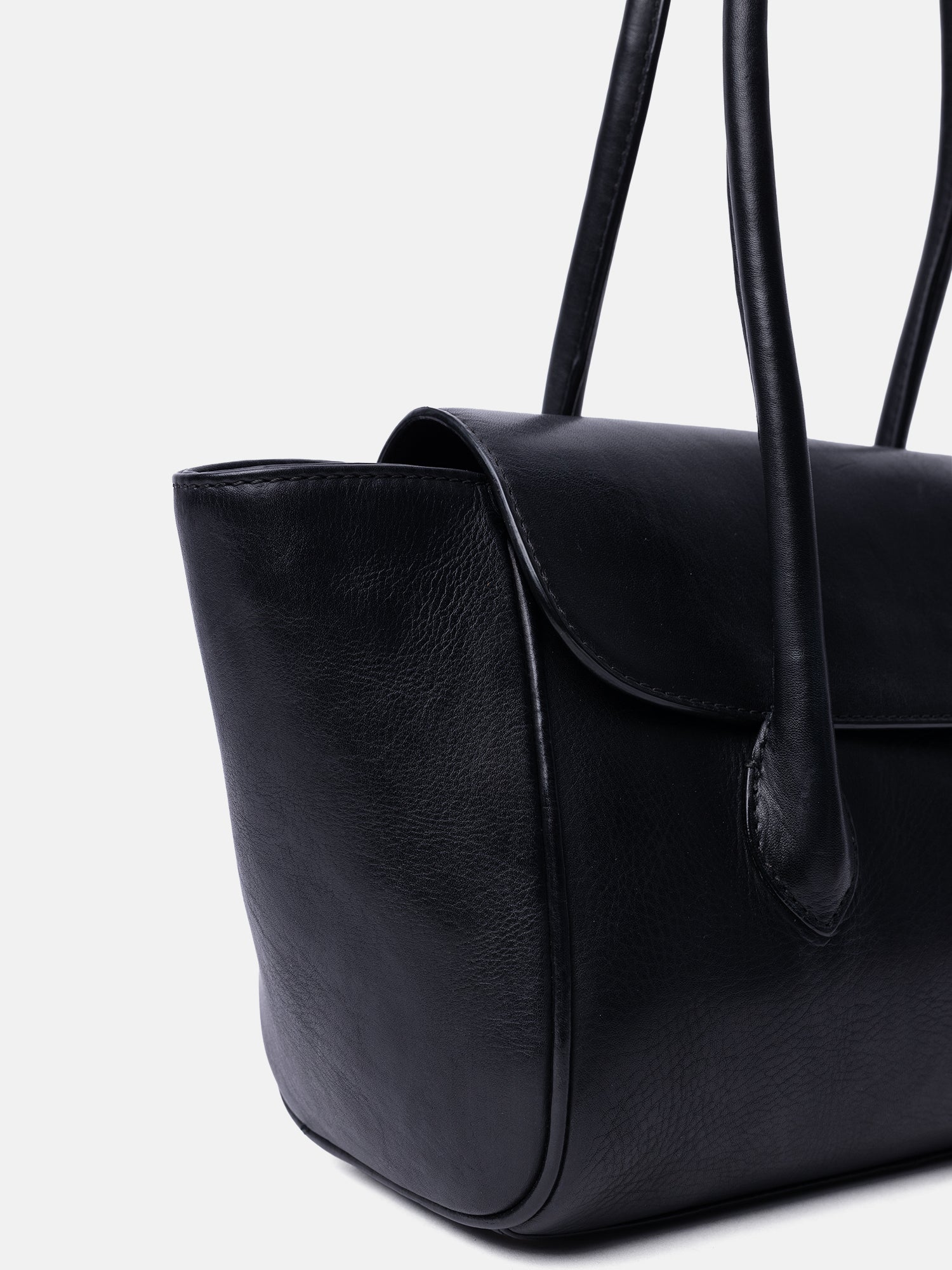 RE:DESIGNED Sisu Small Handtasche Schwarz Vintage-Leder