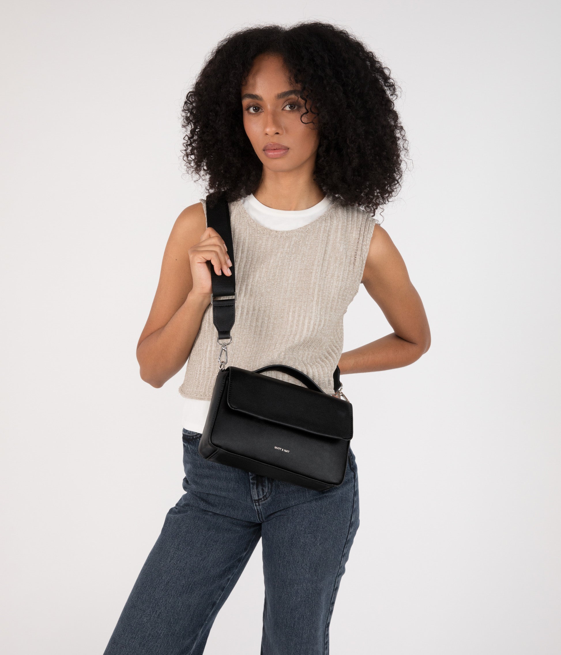Matt & Nat Heart Sol Crossbody Schwarz mit Griff vegan
