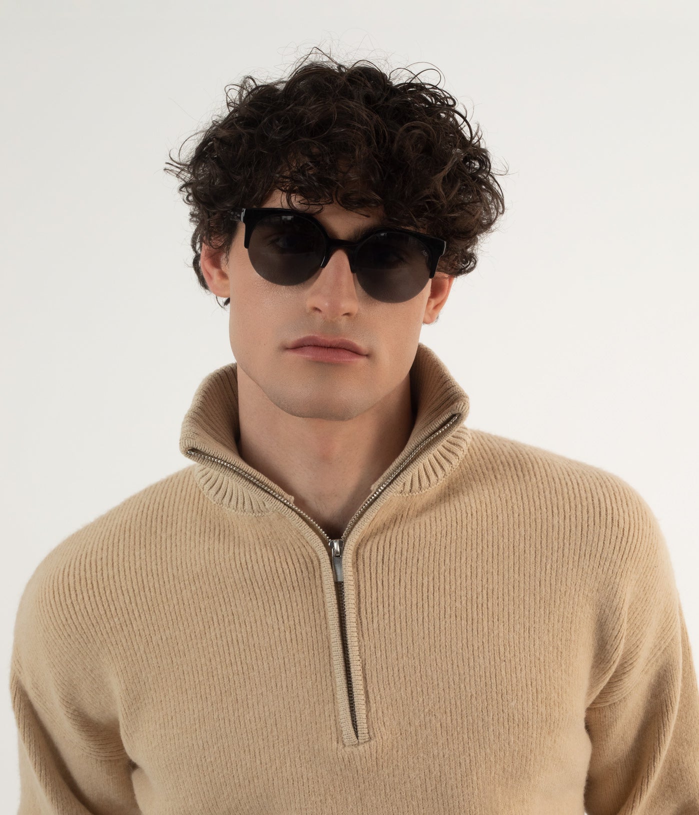 Matt & Nat OVERT-2 Sonnenbrille Schwarz Polarisiert Recycelt