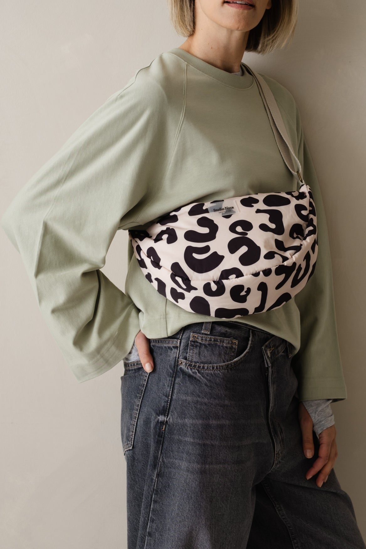 Studio Noos Puffy Adult Fanny Pack Bauchtasche Holy Cow schwarz