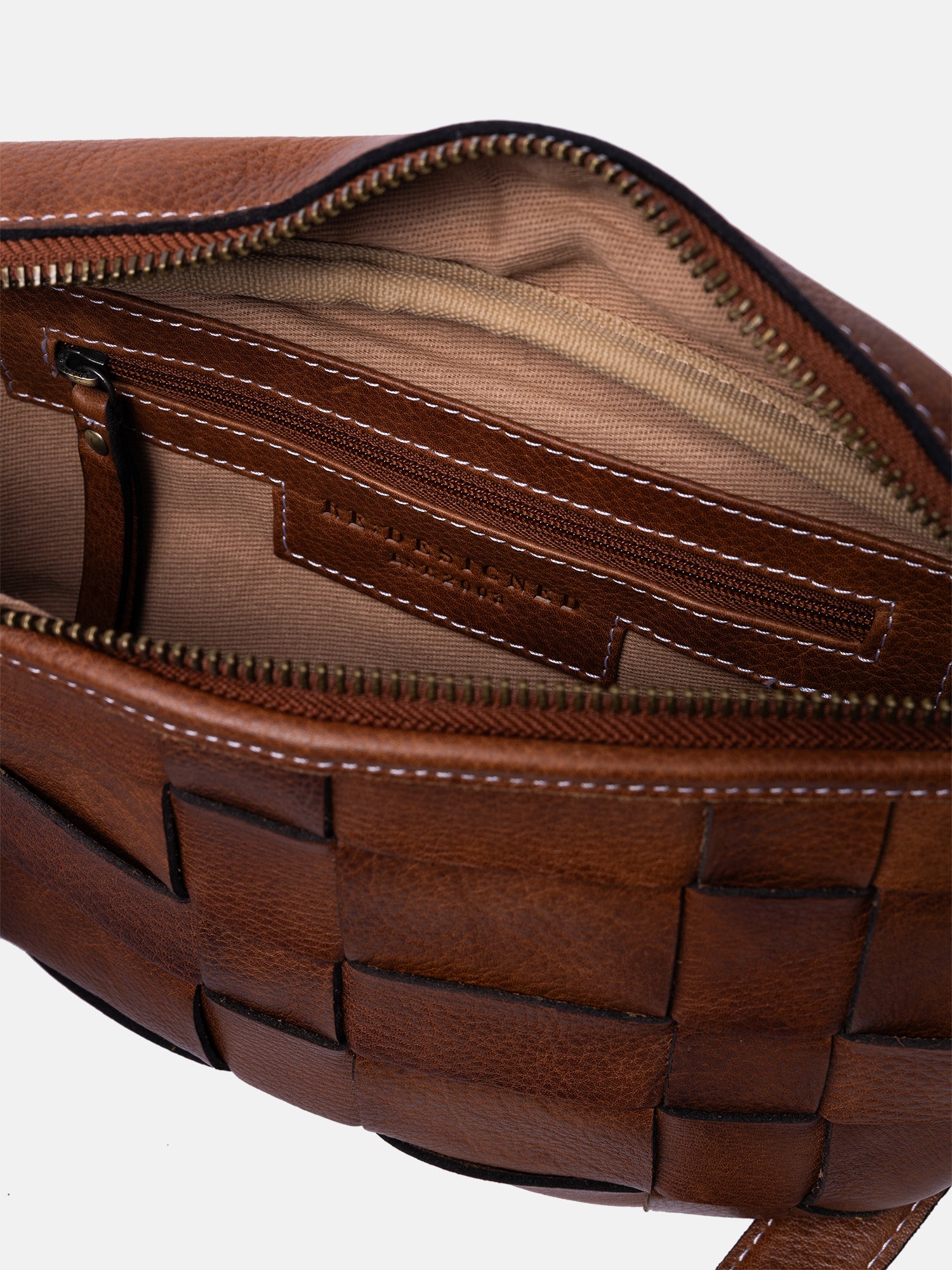 RE:DESIGNED Noor Bumbag Bauchtasche Walnut geflochten