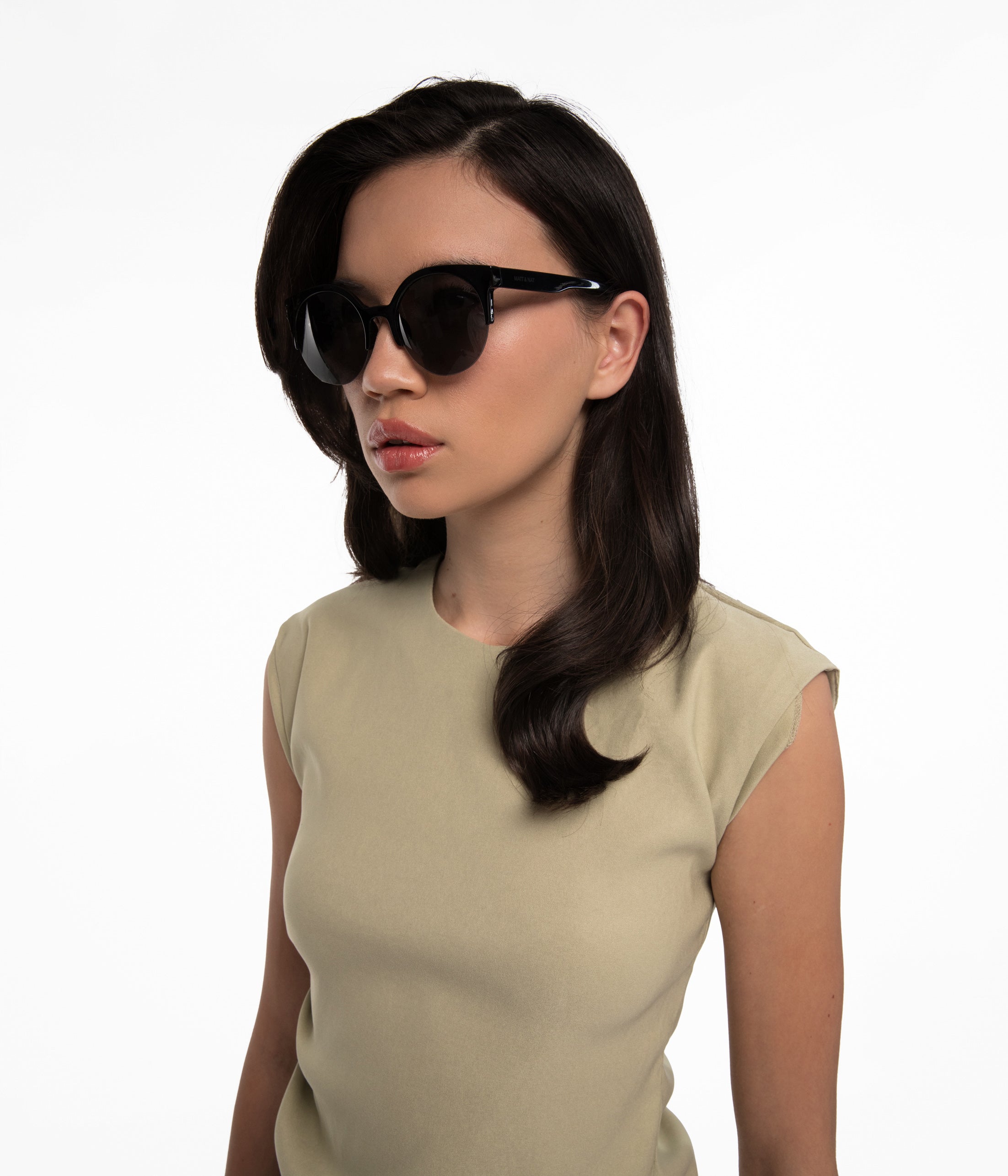 Matt & Nat OVERT-2 Sonnenbrille Schwarz Polarisiert Recycelt