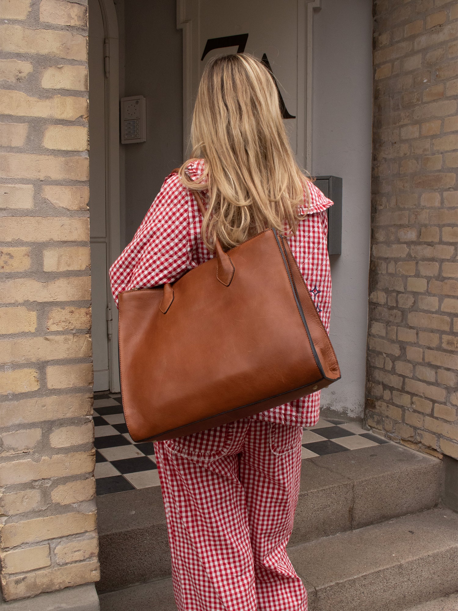RE:DESIGNED Ora Big Schultertasche Tan Vollleder