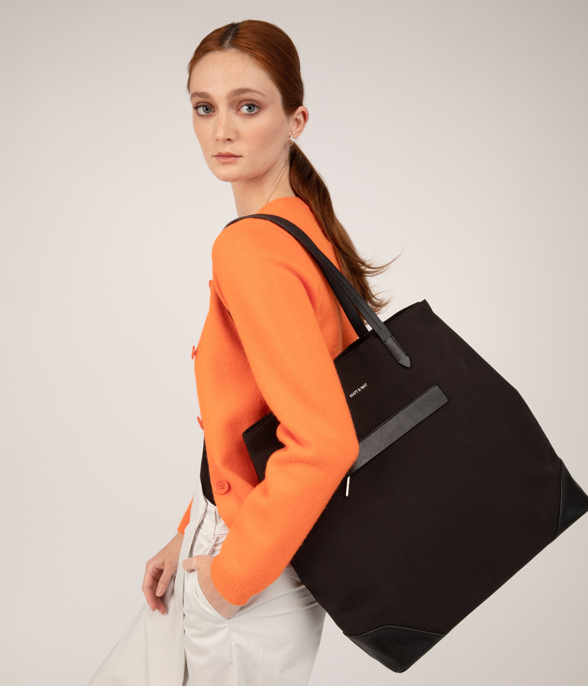 Matt & Nat Leiden Canvas Shopper Schwarz Laptop