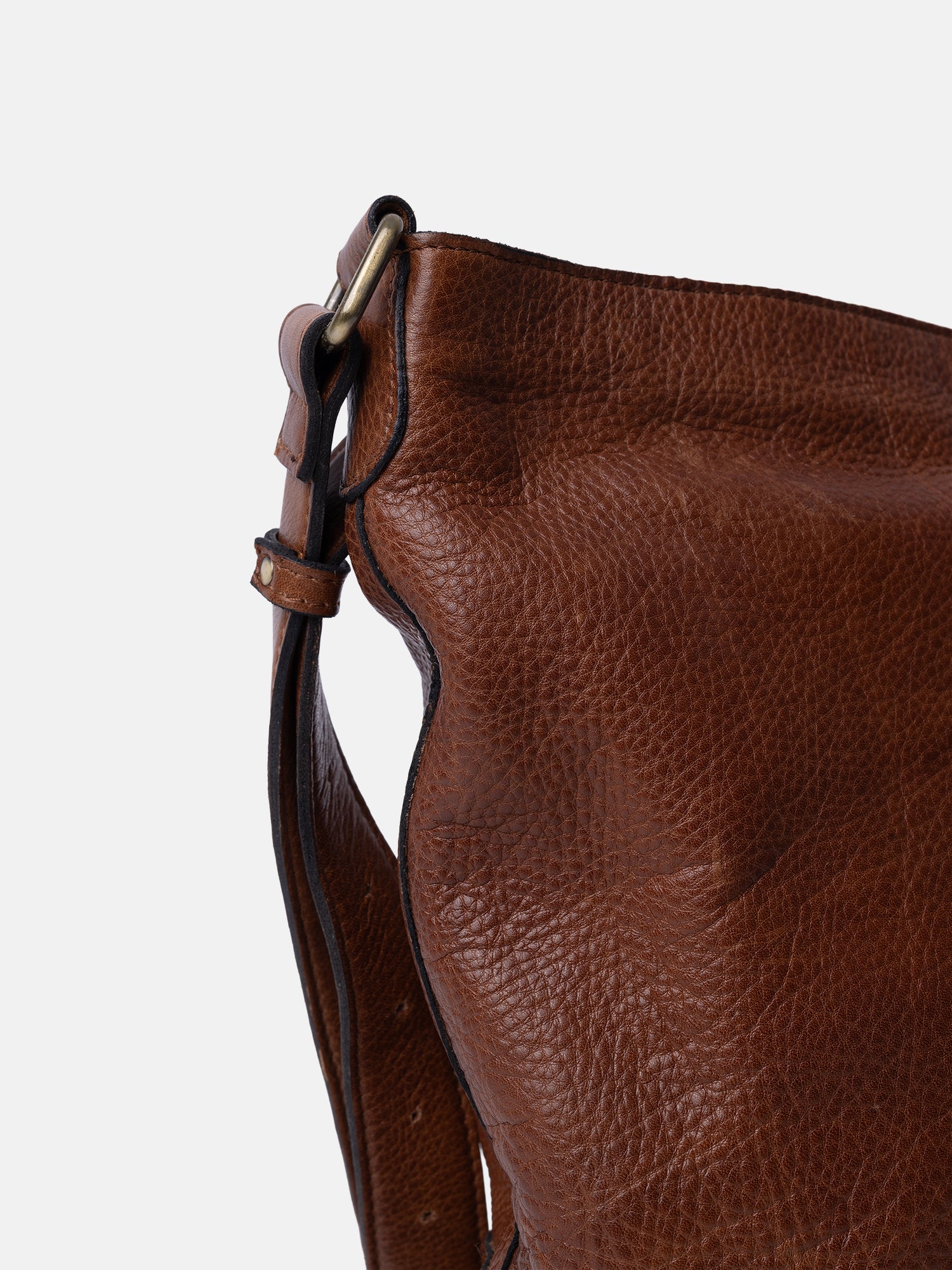 RE:DESIGNED Svea Big Umhängetasche Walnut Vollleder