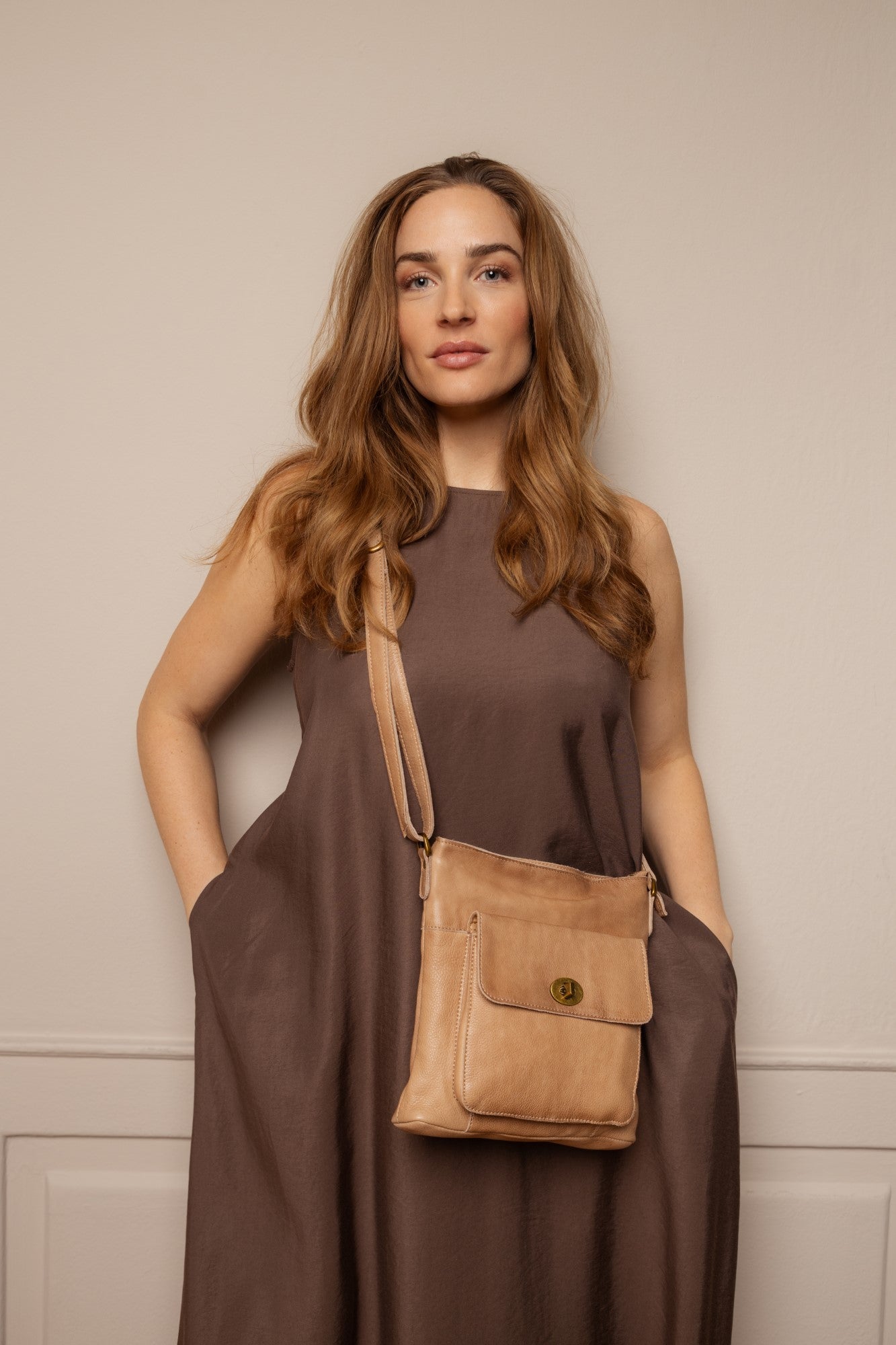 RE:DESIGNED Kay Urban Umhängetasche Taupe Rindsleder