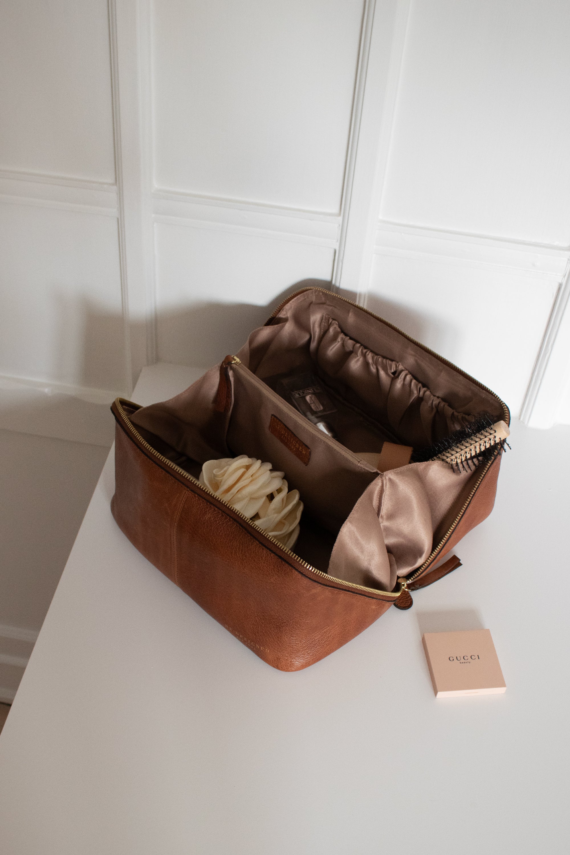 RE:DESIGNED Halima Big Kulturtasche Walnut Vollleder