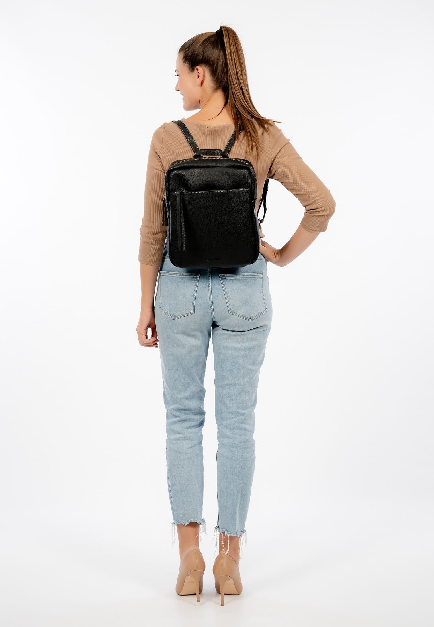 SURI FREY Orry Rucksack Schwarz Genarbt 26 cm